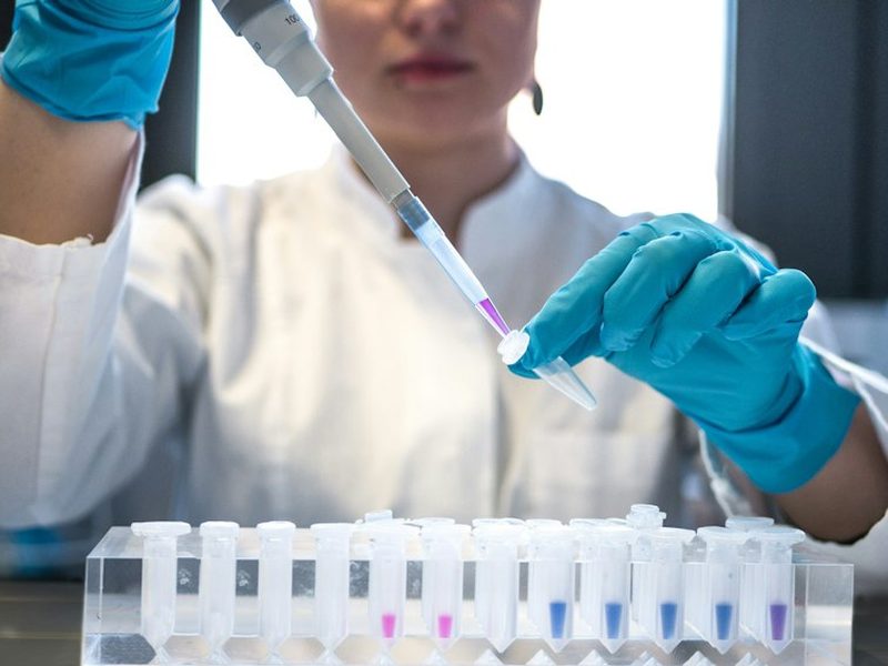 Análisis de laboratorio con pipeta y tubos de ensayo